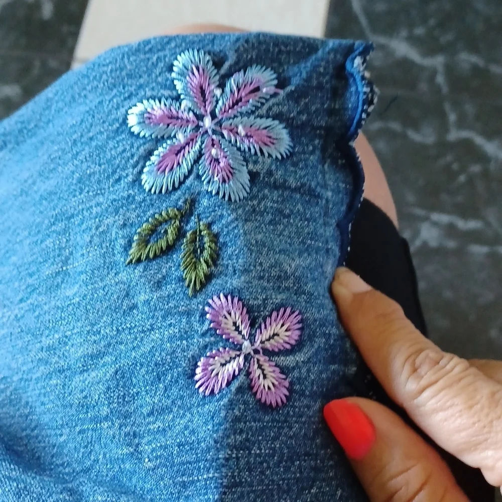 Oshkosh embroidered crop jeans sz 6, blue & purple flowers